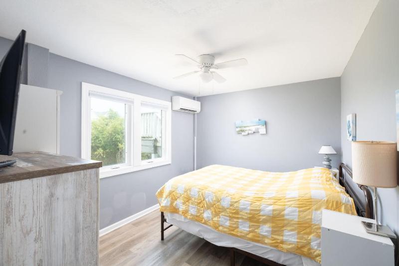 Third Row Whalehead Home with Pool and Spa Sleeps 22 - image 28