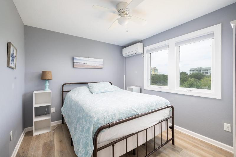 Third Row Whalehead Home with Pool and Spa Sleeps 22 - image 27