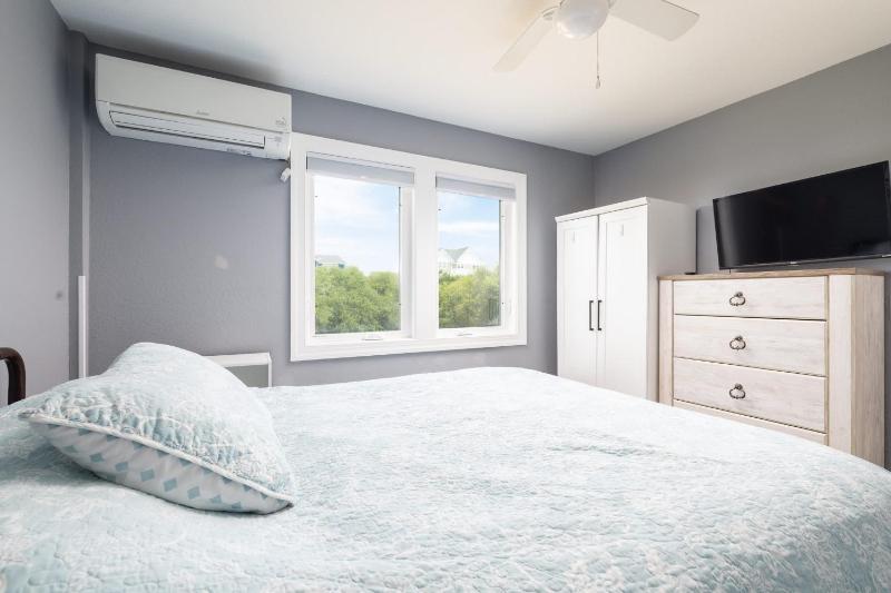 Third Row Whalehead Home with Pool and Spa Sleeps 22 - image 22