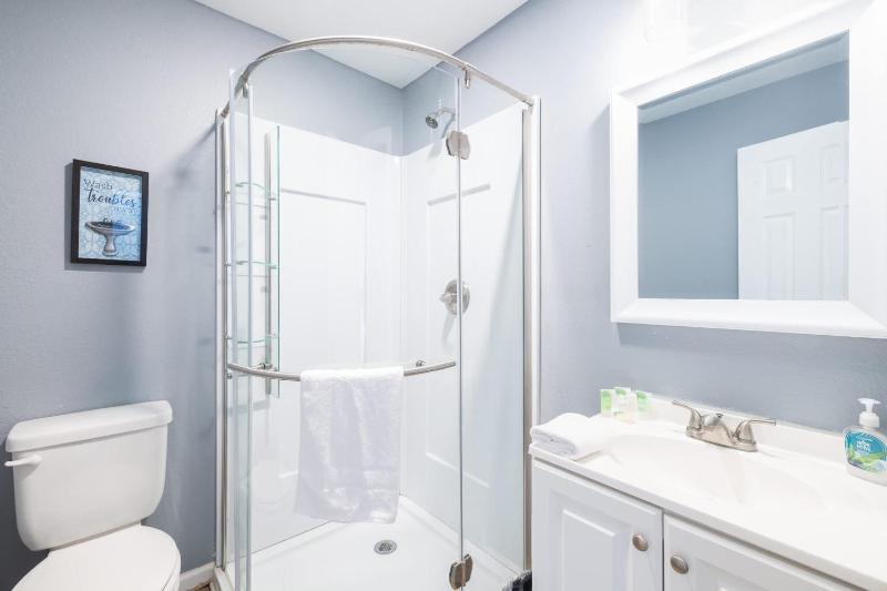 Third Row Whalehead Home with Pool and Spa Sleeps 22 - image 9