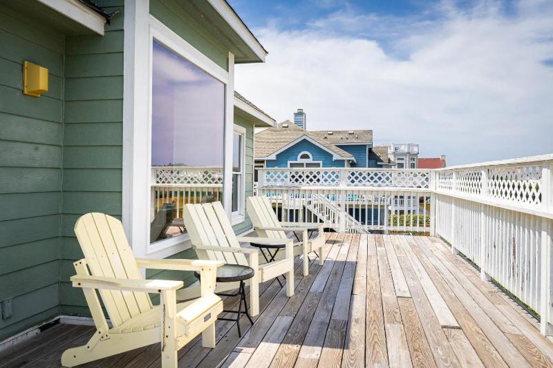 Third Row Whalehead Home with Pool and Spa Sleeps 22 - image 24