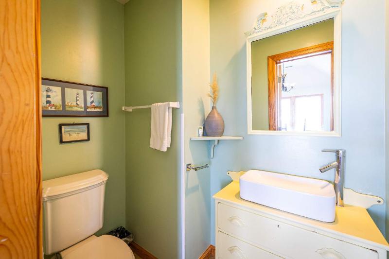 Third Row Whalehead Home with Pool and Spa Sleeps 22 - image 13