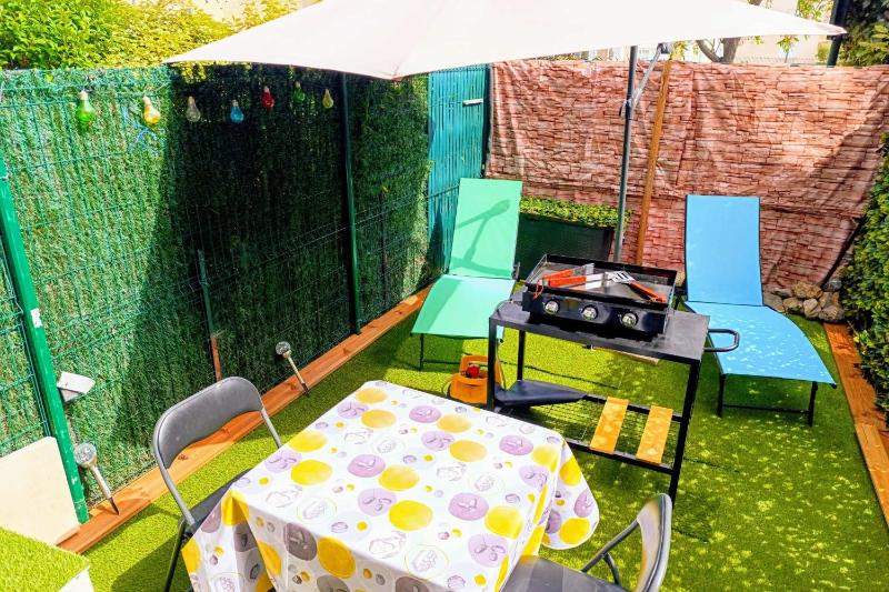 Well equipped studio with terrace Sanary-sur-Mer - image 2