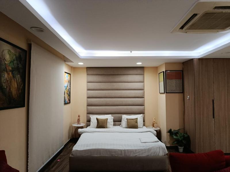 Experience The Art of Luxury living in Gold Crest Mall DHA Lahore - image 6