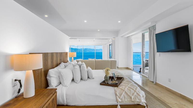 Beachfront Luxury 4BR Penthouse with Incredible Ocean Views - image 11
