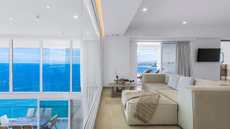 Beachfront Luxury 4BR Penthouse with Incredible Ocean Views - image 4