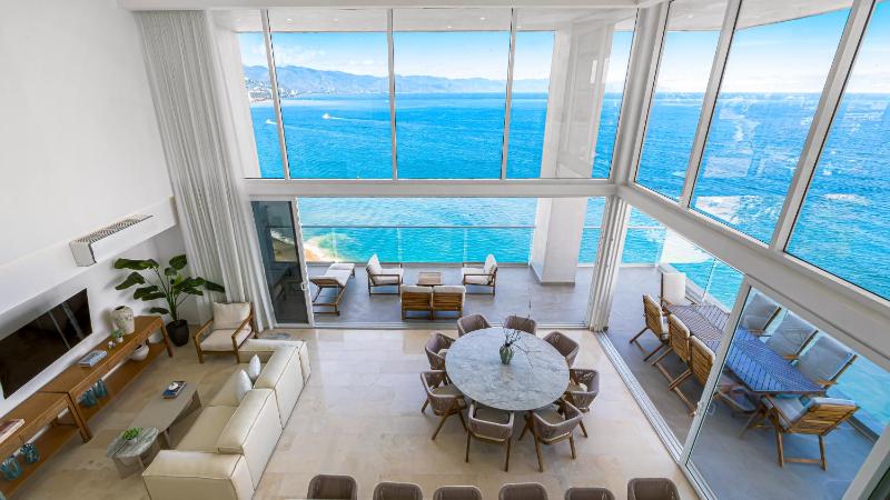 Beachfront Luxury 4BR Penthouse with Incredible Ocean Views - image 7