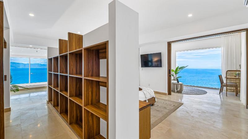 Beachfront Luxury 4BR Penthouse with Incredible Ocean Views - image 6