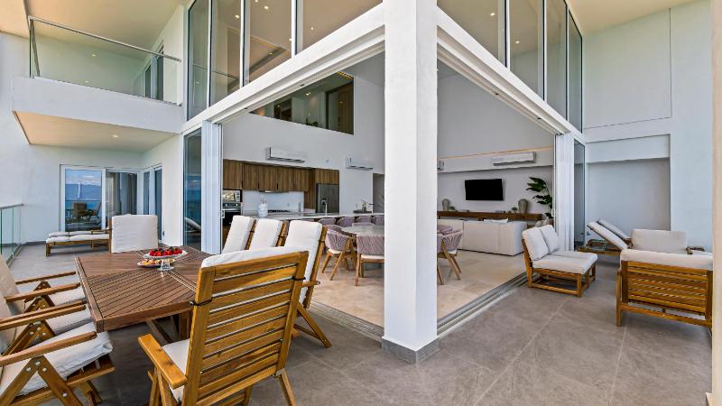 Beachfront Luxury 4BR Penthouse with Incredible Ocean Views - image 16