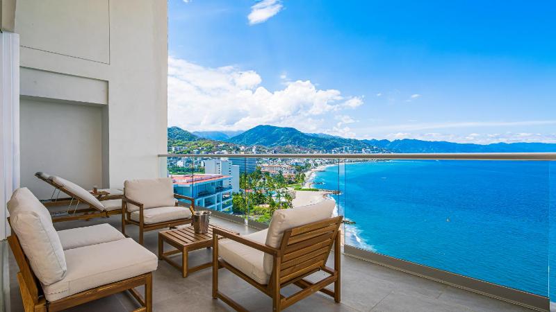 Beachfront Luxury 4BR Penthouse with Incredible Ocean Views - image 9