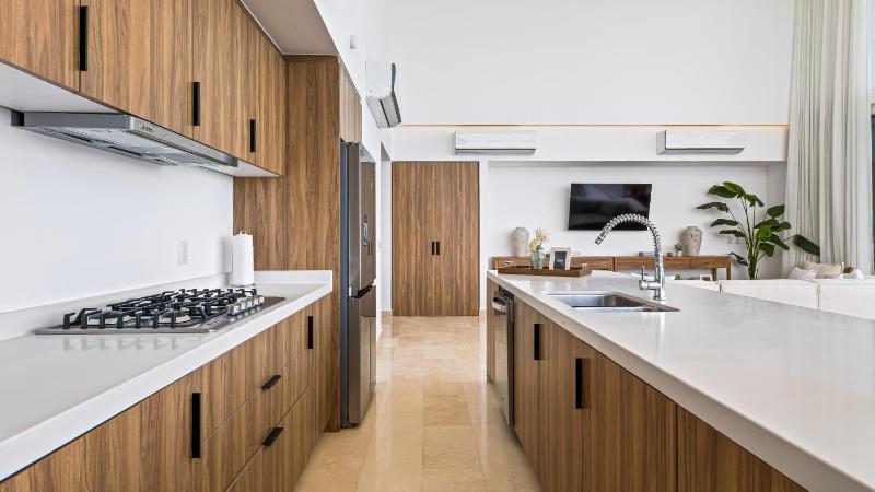 Beachfront Luxury 4BR Penthouse with Incredible Ocean Views - image 3