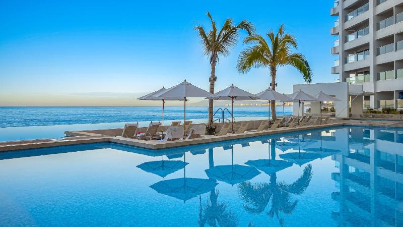 Beachfront Luxury 4BR Penthouse with Incredible Ocean Views - image 14