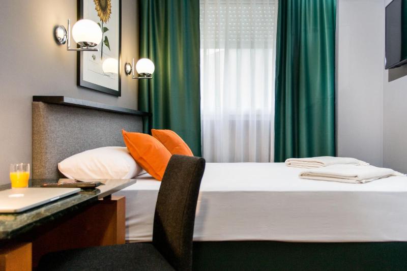 Small Double Room image 3