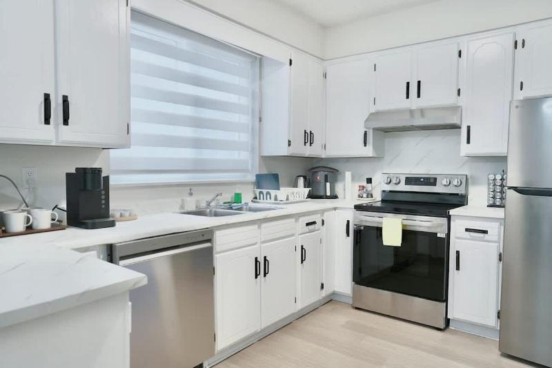 Convenient & Cozy 8 Beds Home - Prime Location with 4 Free Parking - image 12