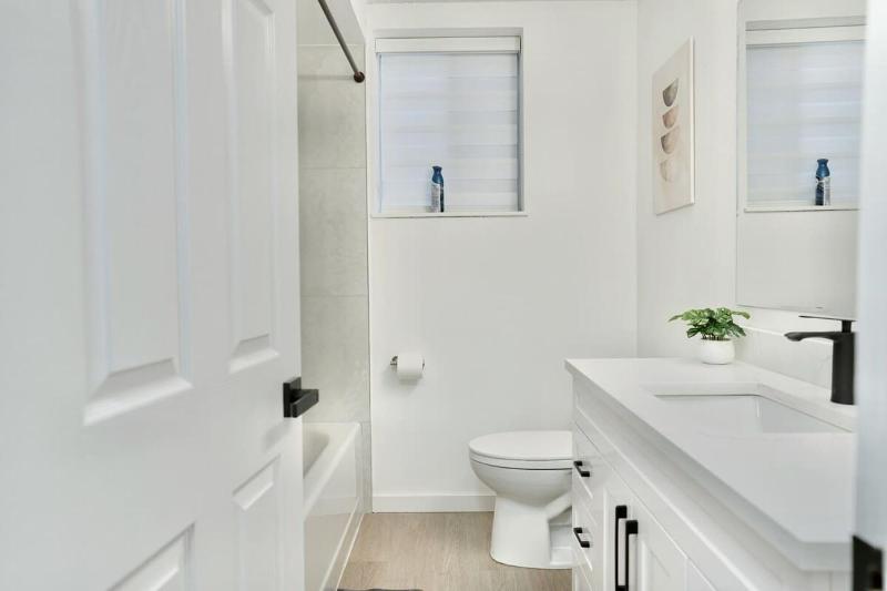 Convenient & Cozy 8 Beds Home - Prime Location with 4 Free Parking - image 4