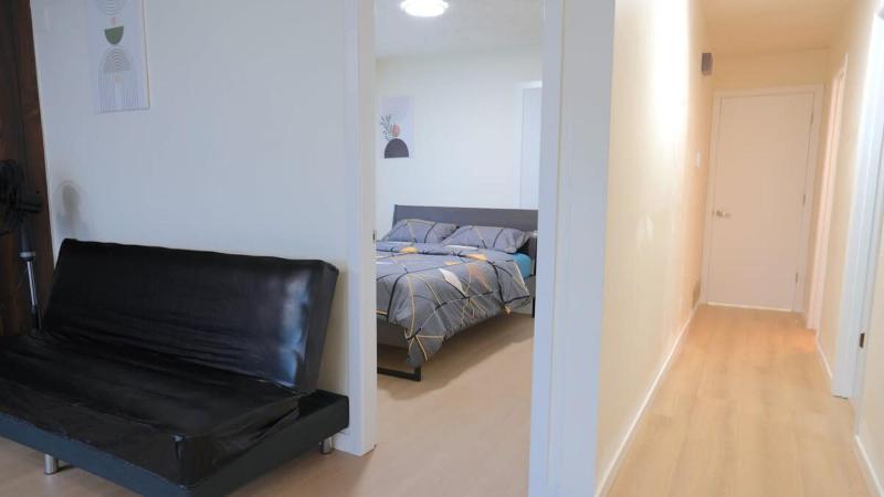 Convenient & Cozy 8 Beds Home - Prime Location with 4 Free Parking - image 6