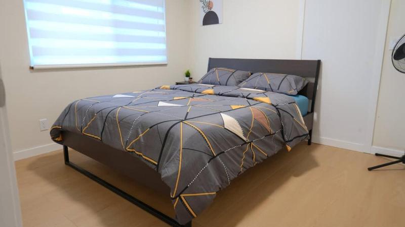 Convenient & Cozy 8 Beds Home - Prime Location with 4 Free Parking - image 5