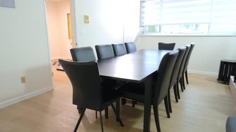 Convenient & Cozy 8 Beds Home - Prime Location with 4 Free Parking - image 14