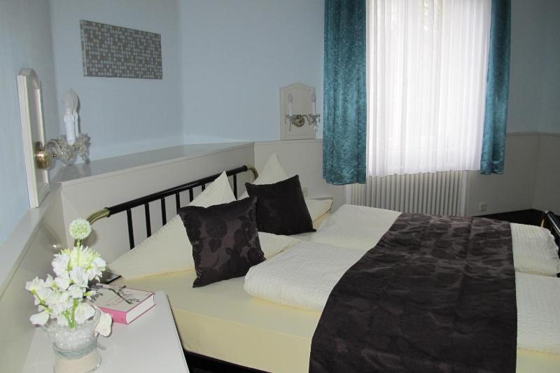 Standard Double Room image 3