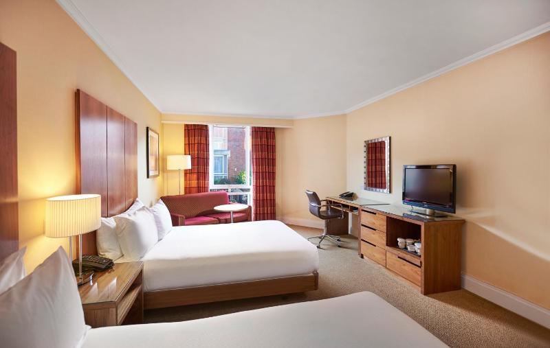 Deluxe Twin Room with Two Double Beds image 3