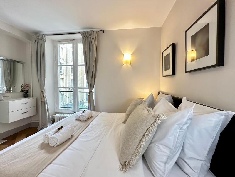 Luxembourg Gardens deluxe family flat & elevator - image 10