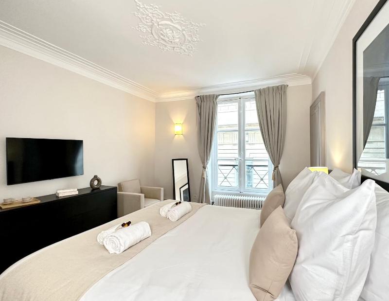 Luxembourg Gardens deluxe family flat & elevator - image 7