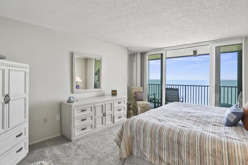 Two Bedroom Corner Condo with Panoramic Gulf Views - image 4