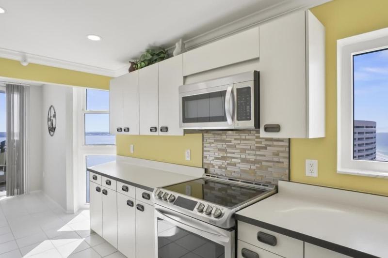 Two Bedroom Corner Condo with Panoramic Gulf Views - image 2