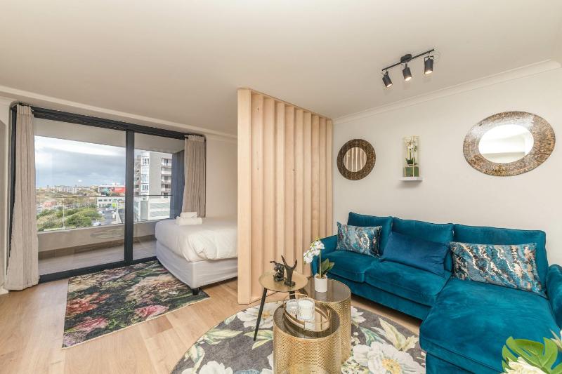 Colourful and Cosy Studio Apartment in Newlands - image 3