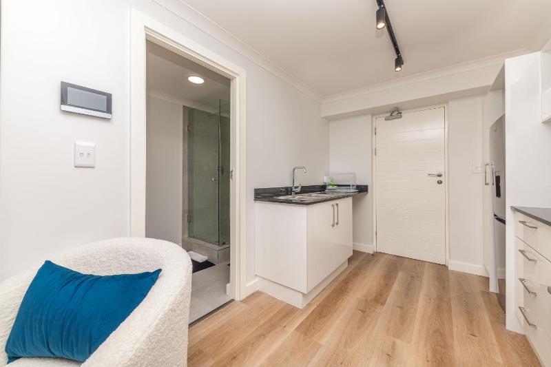 Colourful and Cosy Studio Apartment in Newlands - image 15