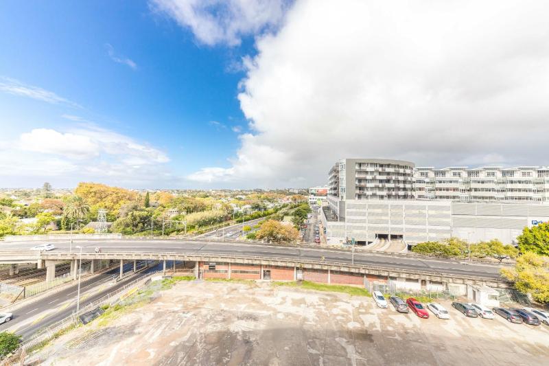 Colourful and Cosy Studio Apartment in Newlands - image 6