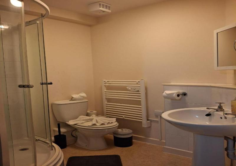 Coventry 2-BDR Near City Centre with Free Parking - image 7