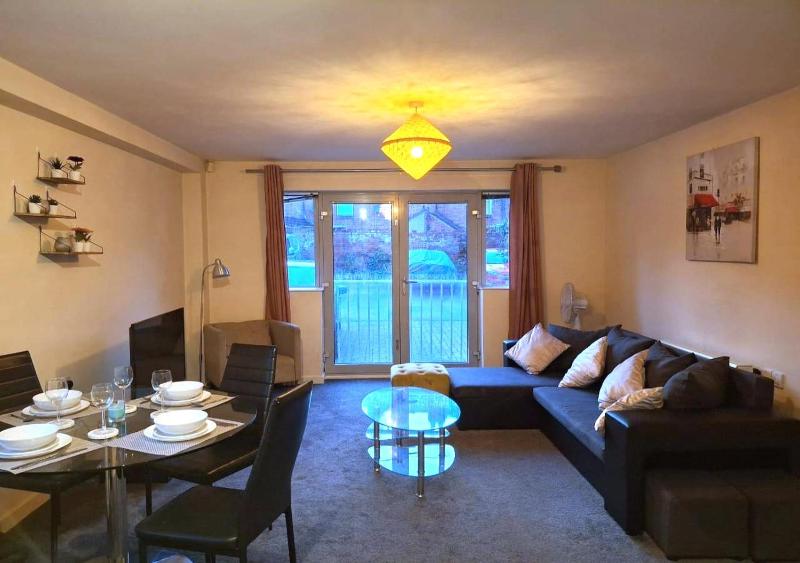 Coventry 2-BDR Near City Centre with Free Parking - image 1