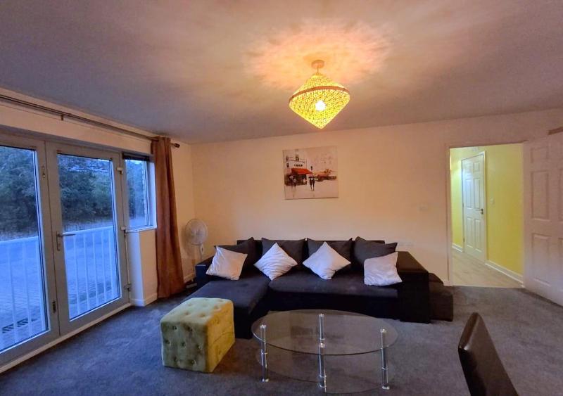 Coventry 2-BDR Near City Centre with Free Parking - image 12