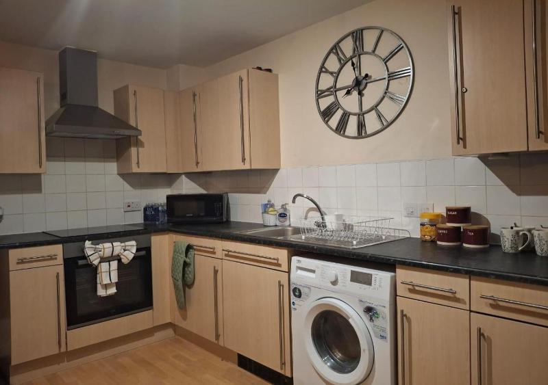 Coventry 2-BDR Near City Centre with Free Parking - image 15
