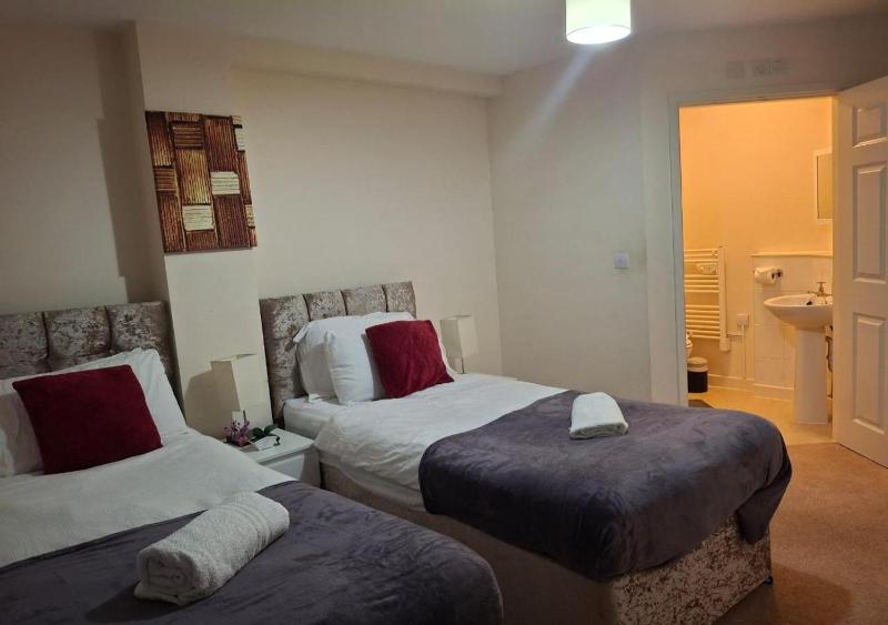 Coventry 2-BDR Near City Centre with Free Parking - image 10