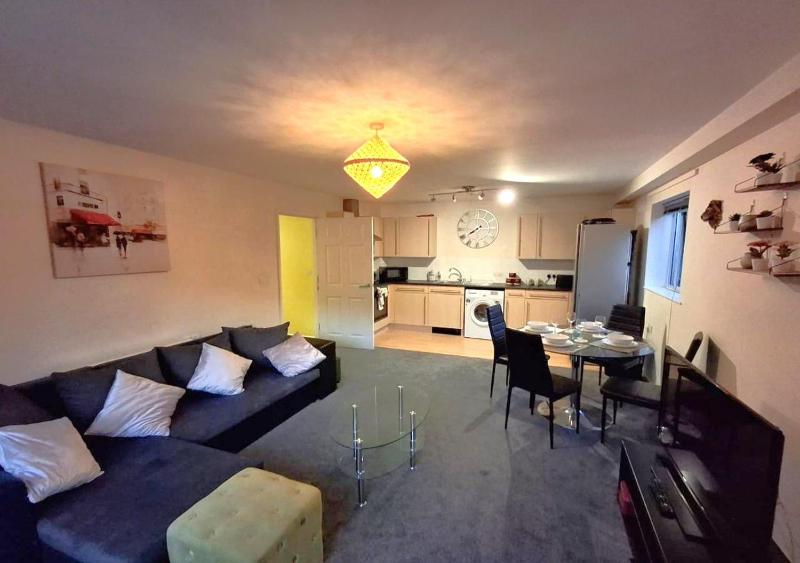 Coventry 2-BDR Near City Centre with Free Parking - image 6