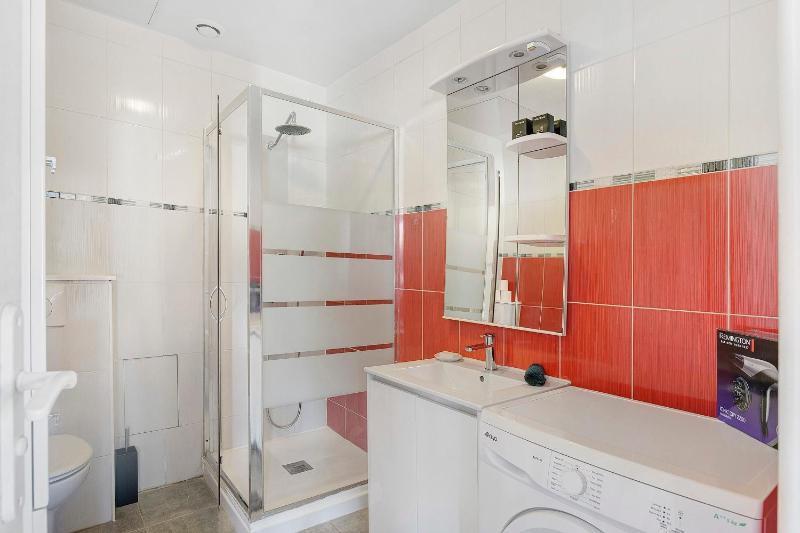 Cozy Apartment Near The Sand - image 9