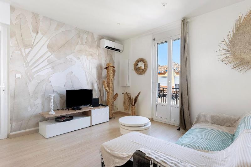 Cozy Apartment Near The Sand - image 12