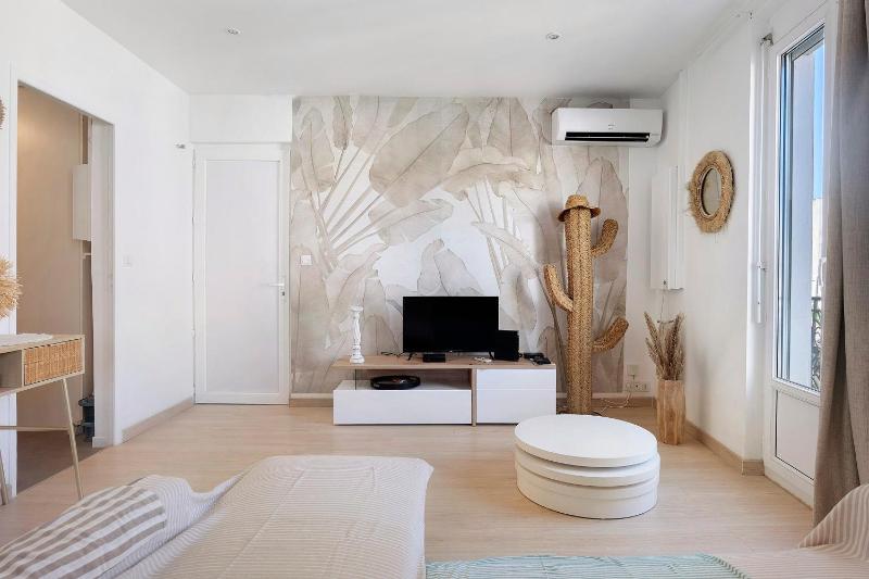 Cozy Apartment Near The Sand - image 19