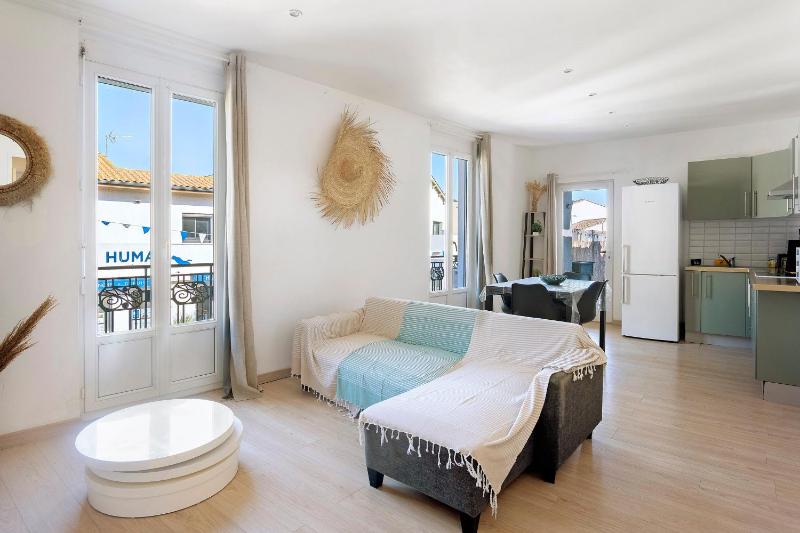 Cozy Apartment Near The Sand - image 24