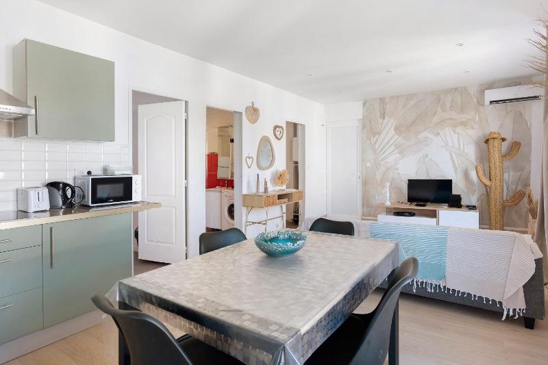 Cozy Apartment Near The Sand - image 15
