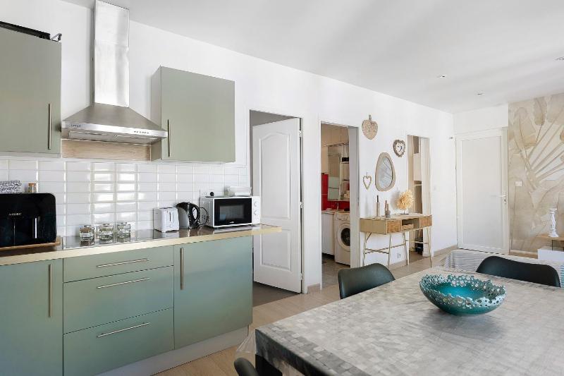 Cozy Apartment Near The Sand - image 11