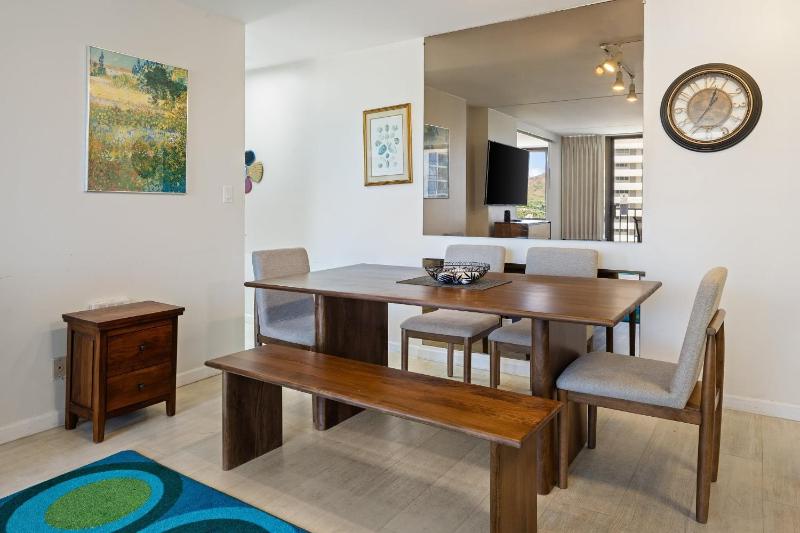 Spacious 14th Floor Corner Suite Partial Diamond Head and Ocean Views FREE Parking! - image 9