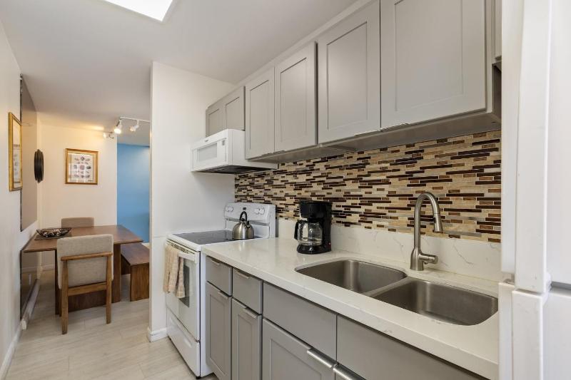 Spacious 14th Floor Corner Suite Partial Diamond Head and Ocean Views FREE Parking! - image 8