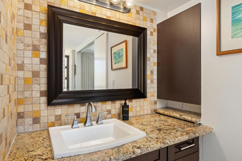 Spacious 14th Floor Corner Suite Partial Diamond Head and Ocean Views FREE Parking! - image 13