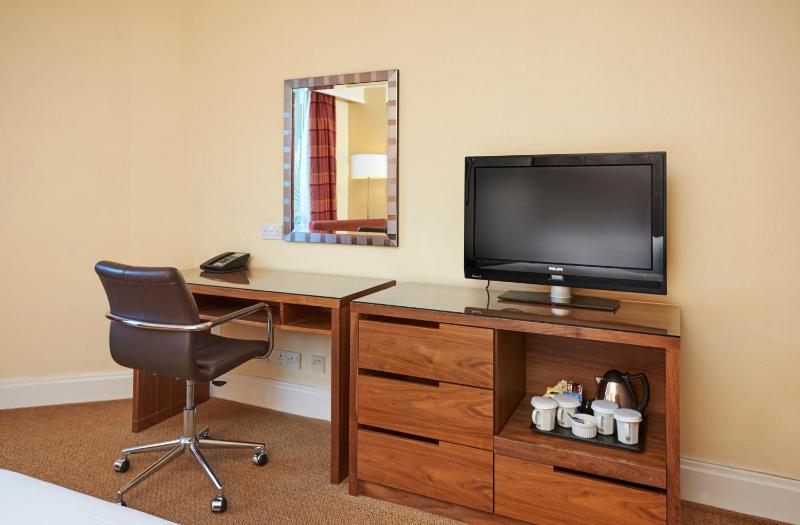 Deluxe Twin Room with Two Double Beds image 2