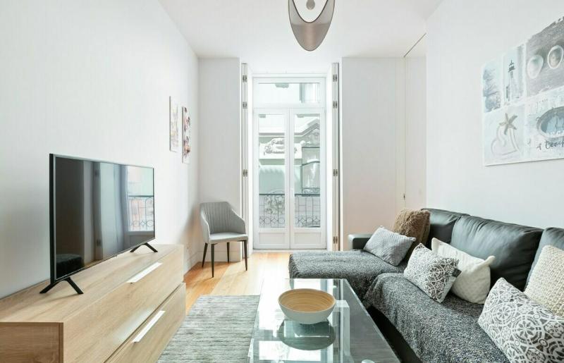 Spacious 1 Bedroom Apartment near Baixa - image 1