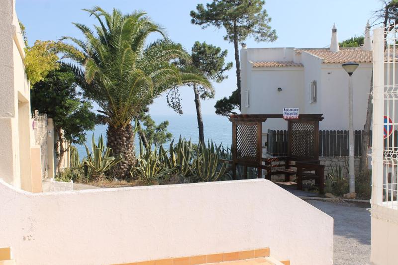 Apartamento T3 Gemeas 20m da Praia Olhos de Agua - image 1