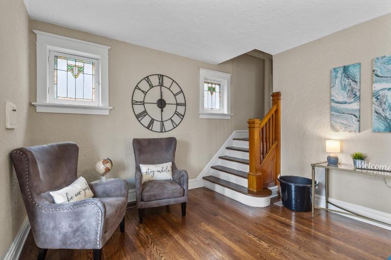 4BR Near Forest Park Zoo & Missouri Botanical Garden | Free Parking | STL - image 6